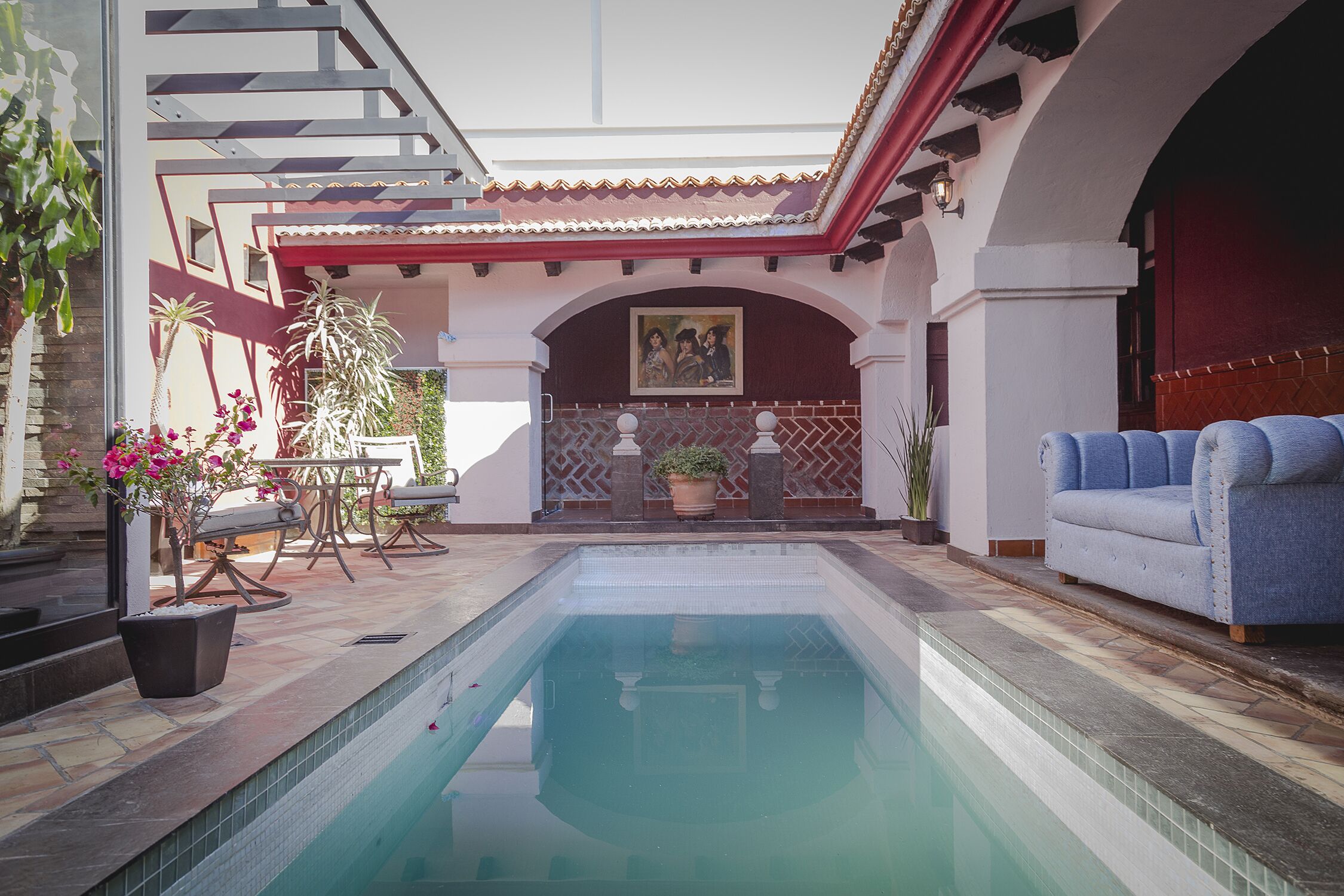 Alberca al aire libre, acceso de 08:00 a 20:00, y camastros 