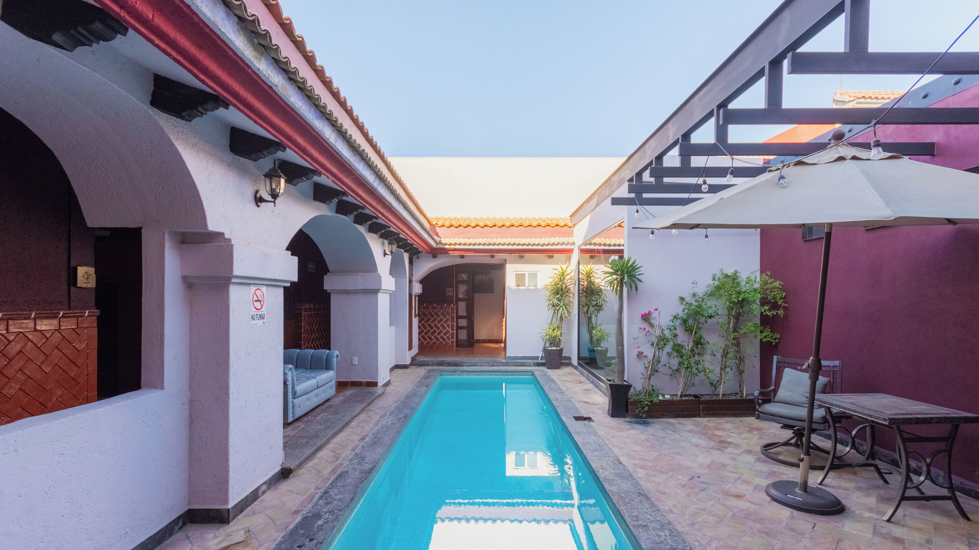 outdoor pool, open 8:00 am to 8:00 pm, pool loungers