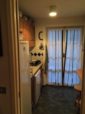 Dishwasher, coffee/tea maker, cookware/dishes/utensils