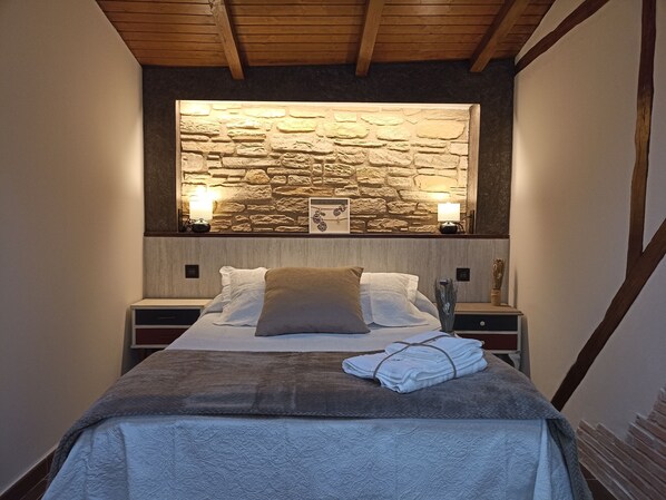 3 bedrooms, travel cot, free WiFi, bed sheets - Cozy cottage with fireplace-barbecue (Candelario)