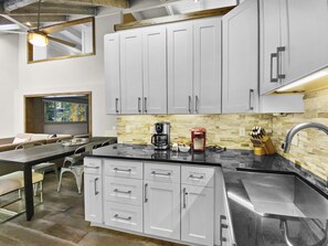 冷蔵庫、電子レンジ、オーブン、コンロ