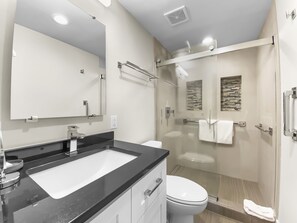 Combined shower/bathtub, hair dryer, towels, shampoo