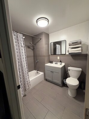 Kombination af bruser/badekar, hårtørrer, håndklæder, Sæbe