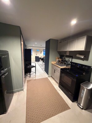 Køleskab, mikrobølgeovn, ovn, kogeplade