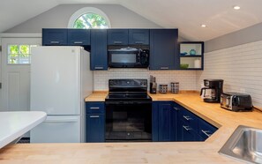 Kjøleskap, mikrobølgeovn, ovn og kokeplater