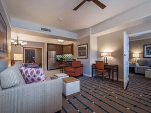 Fernseher, Kamin, Videothek