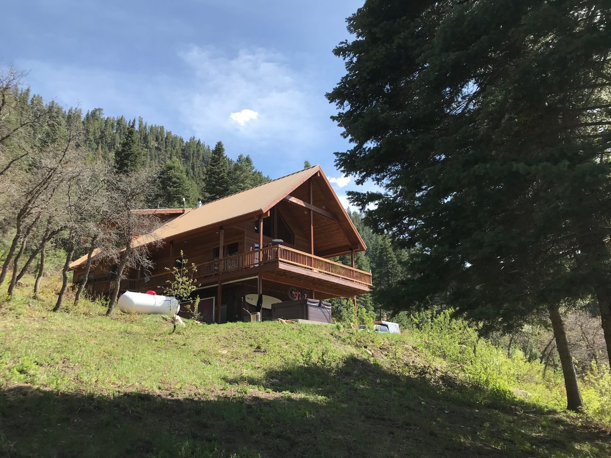 Peaceful mountain retreat w/spacious deck, river access, and private hot tub