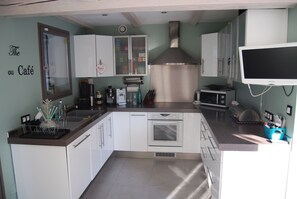 ثلاجة، ميكروويف، فرن، موقد طهي مسطح