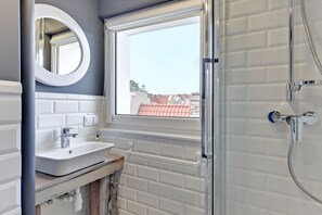 Suihku, hiustenkuivaaja, pyyhkeet, saippua