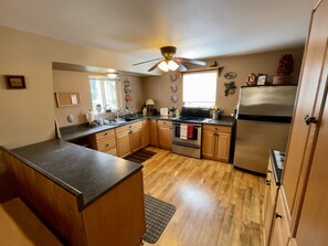 ثلاجة/مجمد بحجم كبير، ميكروويف، فرن، موقد طهي مسطح