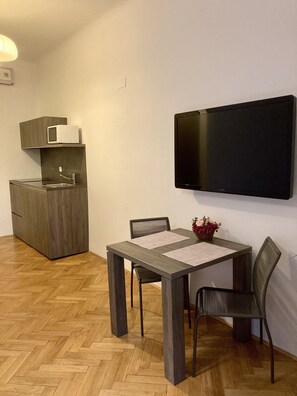 Studiosuite | Eget kjøkken | Kjøleskap og kjøkkenutstyr