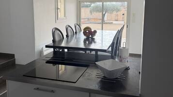 Réfrigérateur, micro-ondes, four, plaque de cuisson