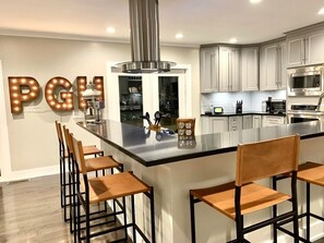 Fridge, microwave, oven, stovetop - Luxury Mountainside with Spectacular City Views (Pittsburgh)