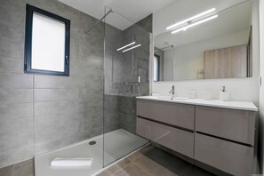 Douche, sèche-cheveux, serviettes fournies, papier toilette