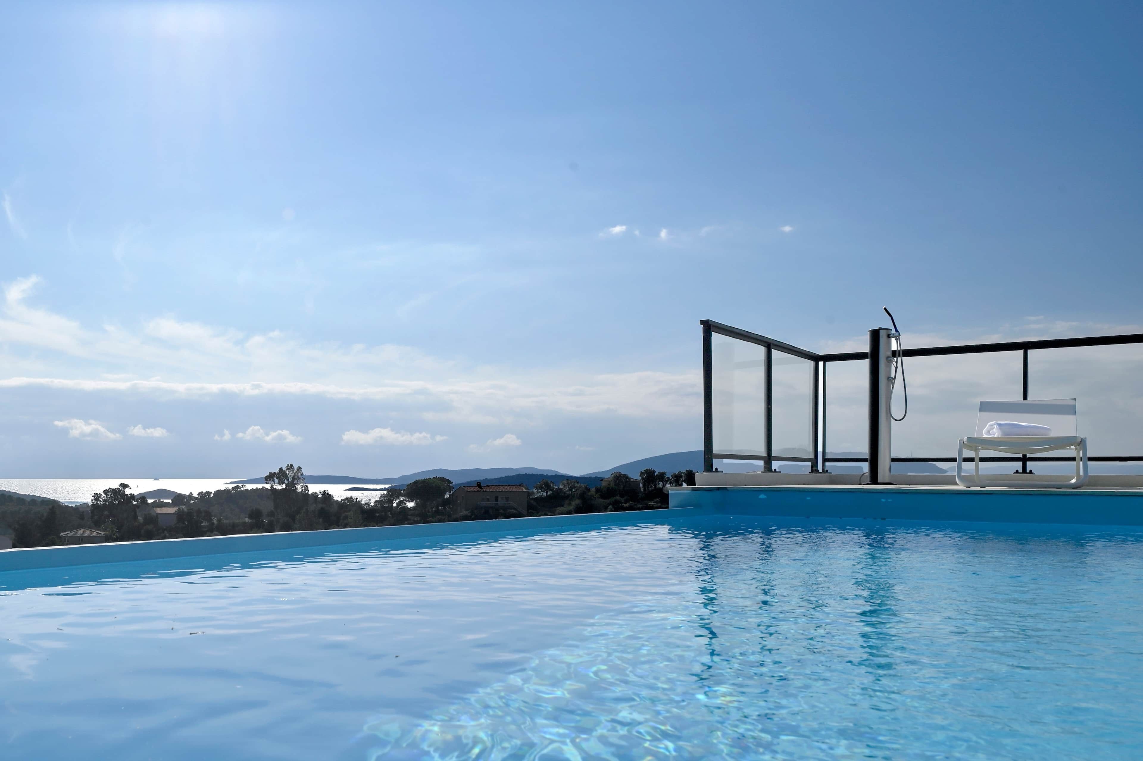 حمّام سباحة مُدفَّأ