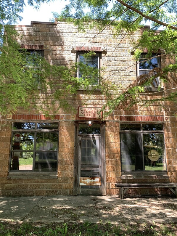 Exterior - Quiet Riverfront Cottage on Missouri River (Jamestown)