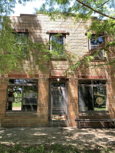 Quiet Riverfront Cottage on Missouri River