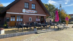 Perinteinen tiilestä rakennettu rakennus, jonka yläpuolella on kyltti, jossa lukee: »Peenkhaus Cafe & mehr».