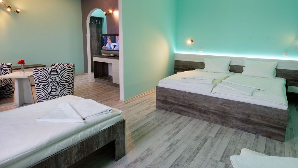 Habitació quàdruple | Minibar, decoració individual, escriptori i wifi gratuïta 