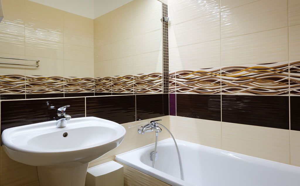 Ein Badezimmer mit Waschbecken, Badewanne und Handtuchhalter.