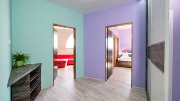 Familienapartment | Minibar, individuell dekoriert, Schreibtisch, kostenloses WLAN