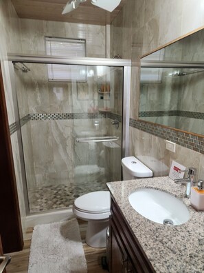 Dusche, Handtücher, Seife, Toilettenpapier