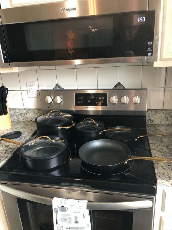 Geladeira, micro-ondas, fogão, cooktop