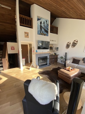 TV, fireplace, stereo