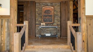 Eine Holztreppe führt zu einer Steinwand mit einem gerahmten Schild, auf dem 'RemWWhirl' steht.