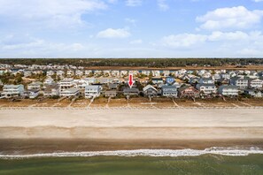 Uma área residencial costeira com propriedades à beira-mar.