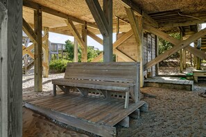 Terrace/patio - "The Barnacle" - Oceanfront Home, 3 Bedrooms / 2 Bathrooms (Holden Beach)