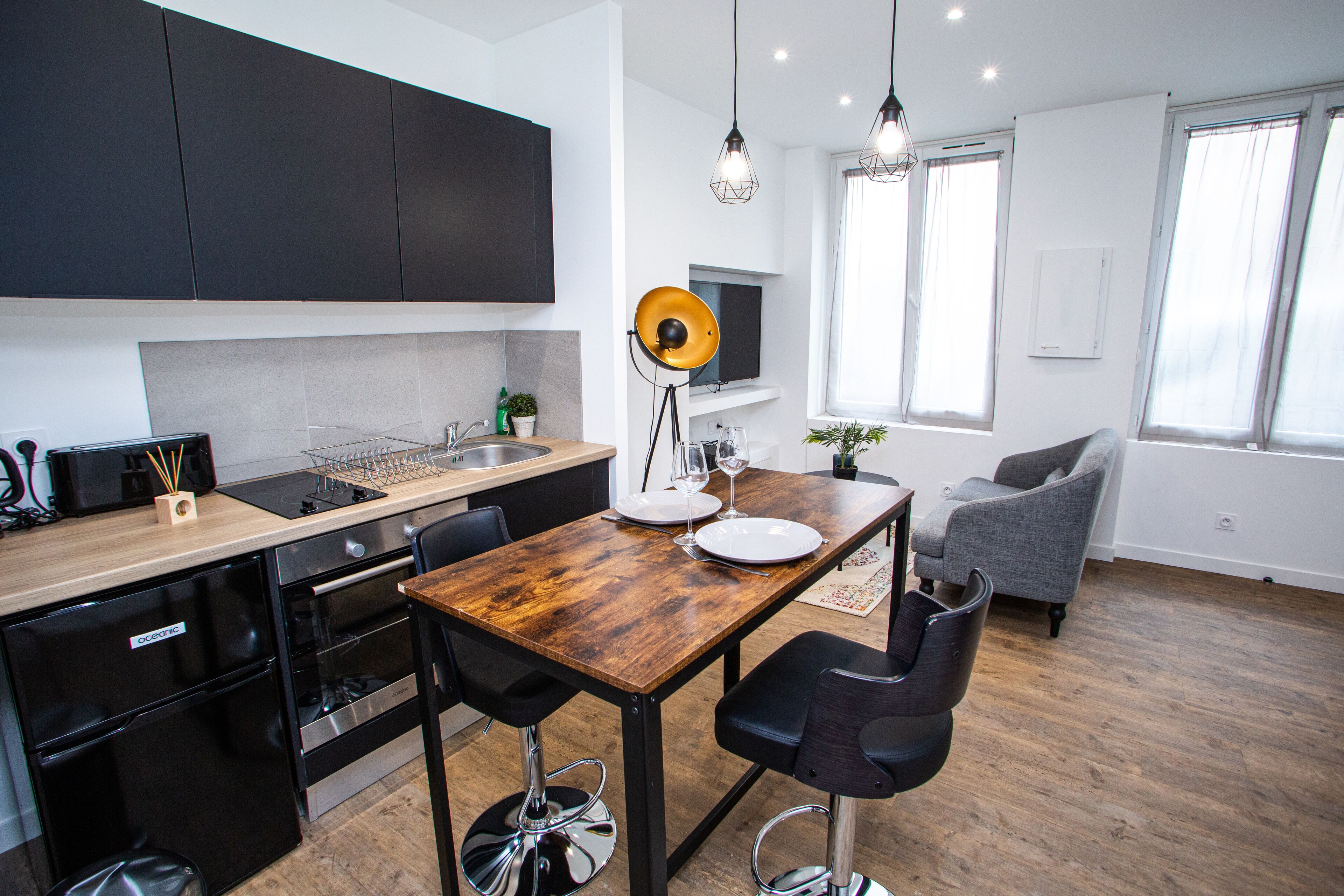 Fridge, oven, stovetop, coffee/tea maker