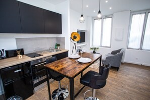 Fridge, oven, stovetop, coffee/tea maker - BD ROOM COCON COZY BALNEOTERAPY IN SAINT-ETIENNE (Saint-Étienne)