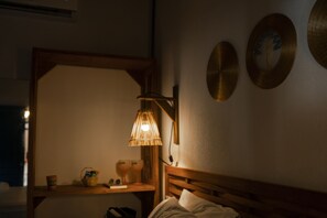 Minibar, setrika/meja setrika, dan Wi-Fi gratis
