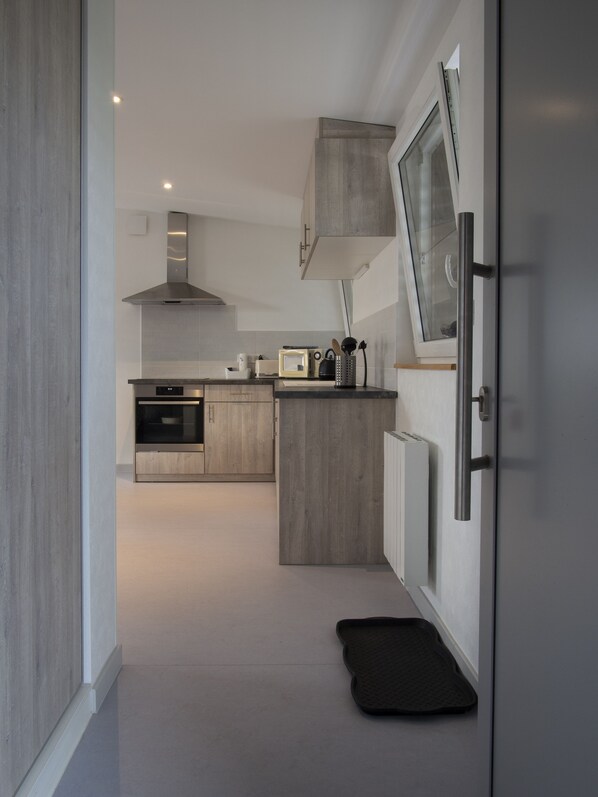 Réfrigérateur, four à micro-ondes, un four, surface de cuisson