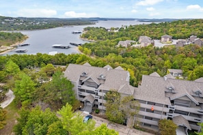 A residential area with multi-story buildings, a lake, and boats. - Best-View 3-Bedroom Condo, Close to Silver Dollar City with Free Tickets & Outdoor Pool (Branson)