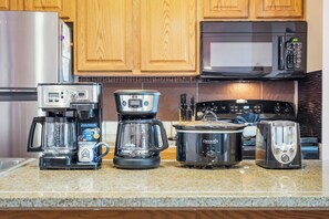 Fridge, microwave, oven, stovetop - Best-View 3-Bedroom Condo, Close to Silver Dollar City with Free Tickets & Outdoor Pool (Branson)