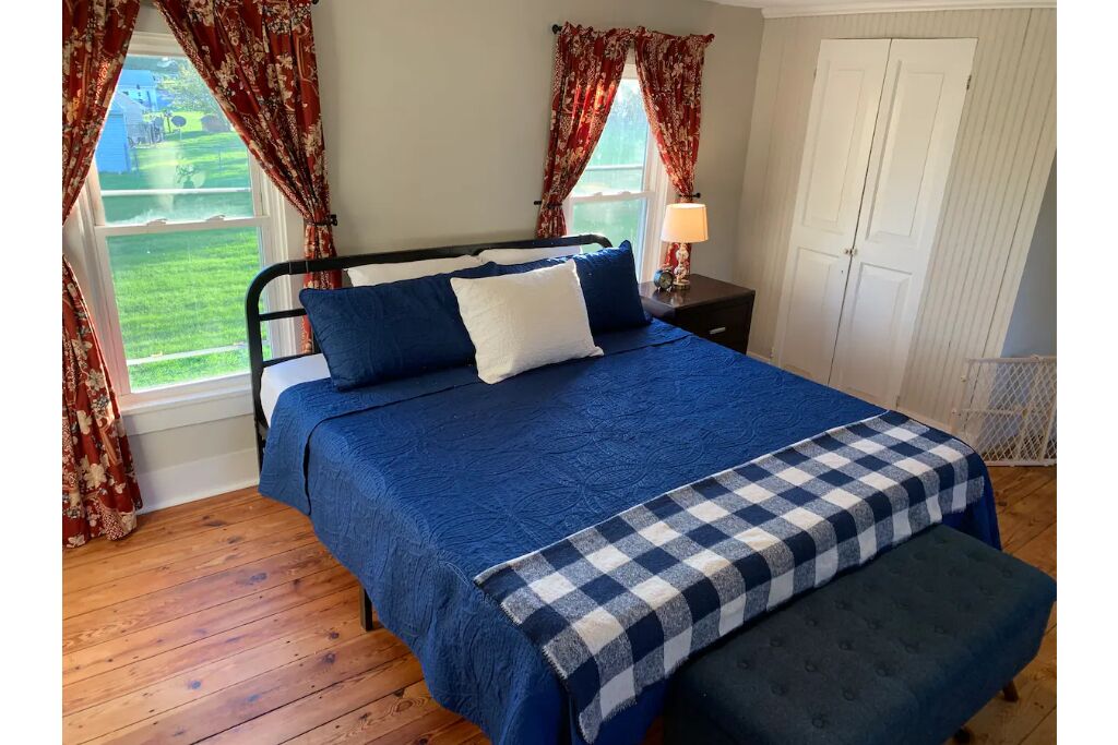 Mulberry Run Farmhouse - Steps away from family-run Farm Market!