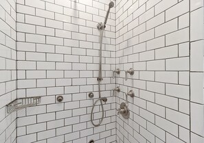 Chuveiro, secador de cabelo, toalhas de banho, sabonete