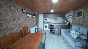 Smart TV, fireplace, DVD player, books - La Caseta Rural House (La Casa De La Noguera)