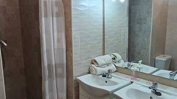 Ensemble douche/baignoire, sèche-cheveux, serviettes fournies, savon