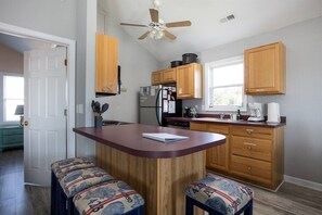 Frigorífico, microondas, horno y placa de cocina