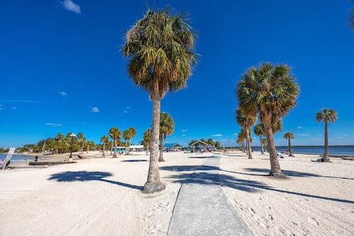 Weeki Wachee House - Private Pool & Nearby to Nature Preserves