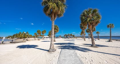 Weeki Wachee House - Private Pool & Nearby to Nature Preserves