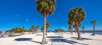 Weeki Wachee House - Private Pool & Nearby to Nature Preserves