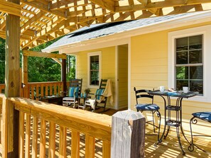 Outdoor dining - Southport Tree Escape - King Treehouse Downtown (Southport)