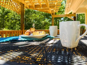 Outdoor dining - Southport Tree Escape - King Treehouse Downtown (Southport)
