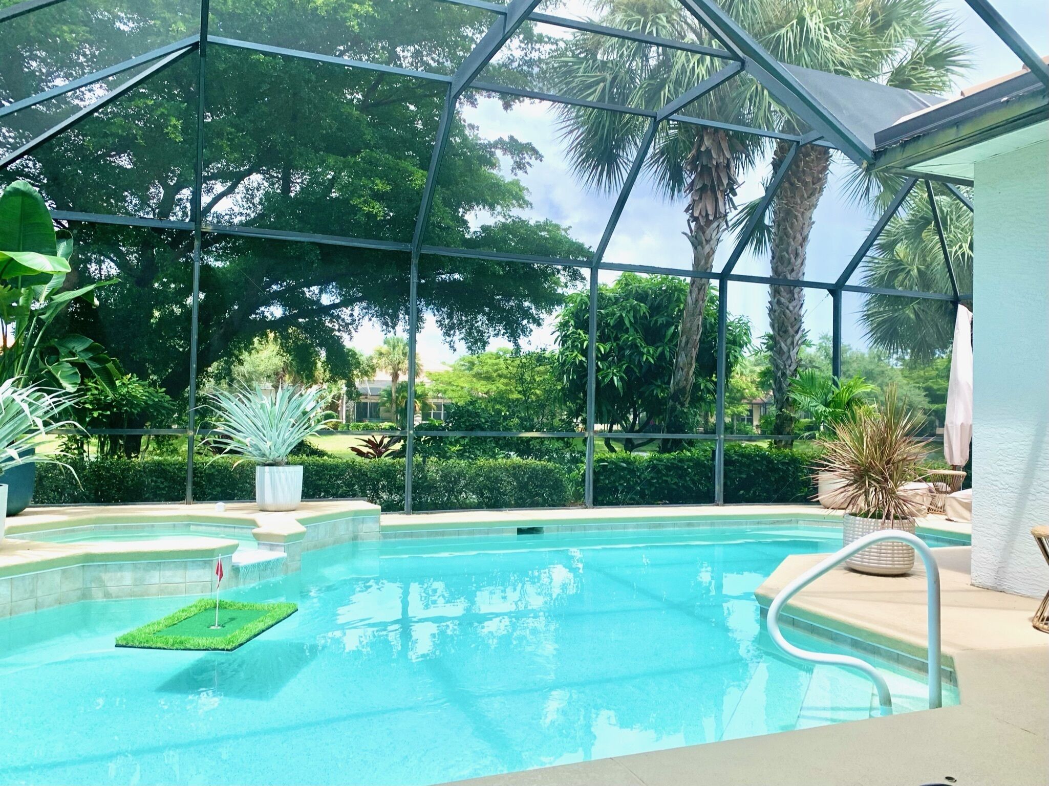 3BR/3BA Centrally Located Naples Pool Home 10 Min from Beach for Month of July