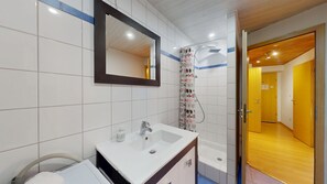 Douche, sèche-cheveux, serviettes fournies