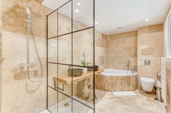Habitación doble Grand | Baño | Amenidades de baño gratuitas 